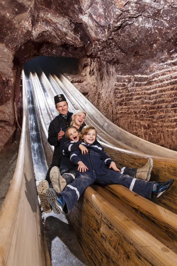 ברכטסגאדן Home-Hotel Salzberg מראה חיצוני תמונה Crown Prince Haakon, Crown Princess Mette-Marit, and their two children on a slide at the Salt Mine in 2009.